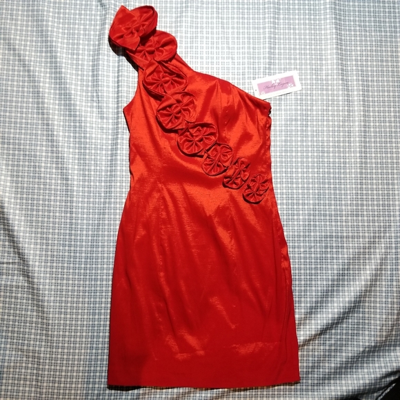 Hailey Logan Dresses & Skirts - Hailey Logan one shoulder dress with floral design